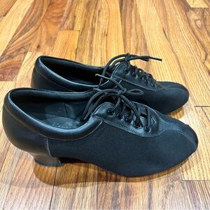 Black VERY FINE Ladies Practice/Cuban- Signature Series,Size 9.Some pilling area